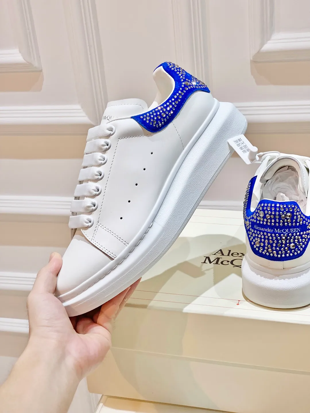 👟👟Ex-factory price 560👟👟 𝐀𝐥𝐞𝐱𝐚𝐧𝐝𝐞𝐫 𝐌𝐜𝐐𝐮𝐞𝐞𝐧A must-have for going out ~ full of confidence. McQueen white shoes are versatile and can instantly elongate your proportions. The long legs that fill the screen make you confident, sweet and cool, and can be controlled by both male and female gods, making you look better as you wear them. ⭐Shoe upper material: first-layer cowhide ⭐Shoe lining material: sheepskin ⭐Available sizes: 35-40, male 39-45 (female 40, male 45 customized)